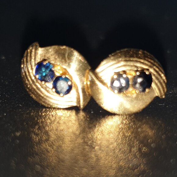 Dainty Vintage 14K Gold & Natural Sapphire Stud Earrings - Picture 5 of 12
